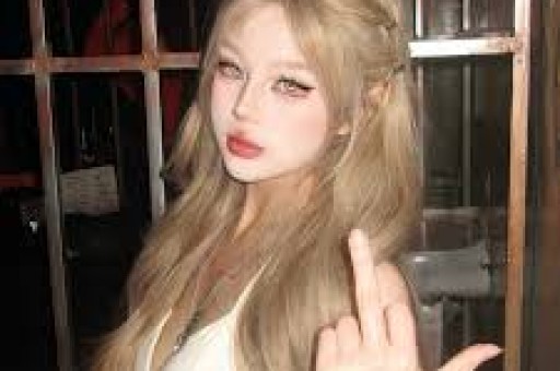 阿 Sa 望向林志玲眼神暗藏深意仿佛藏着锋芒嘴角扬起却笑意不达眼底皮笑肉不笑的微妙神态格外耐人寻味